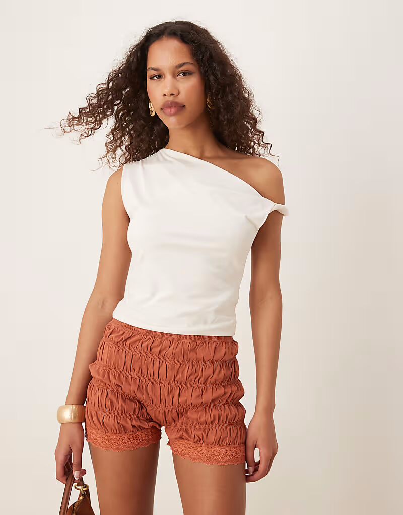 

Шорты ASOS DESIGN со сборками и двухслойной кружевной отделкой цвета ржавчины