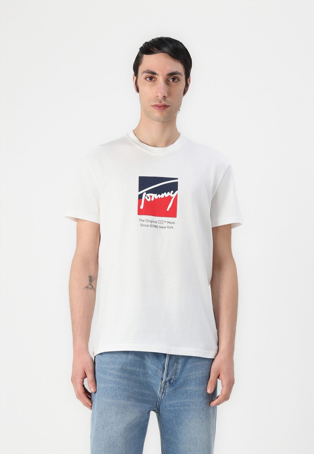 

Футболка с принтом Tommy Jeans, кремовый