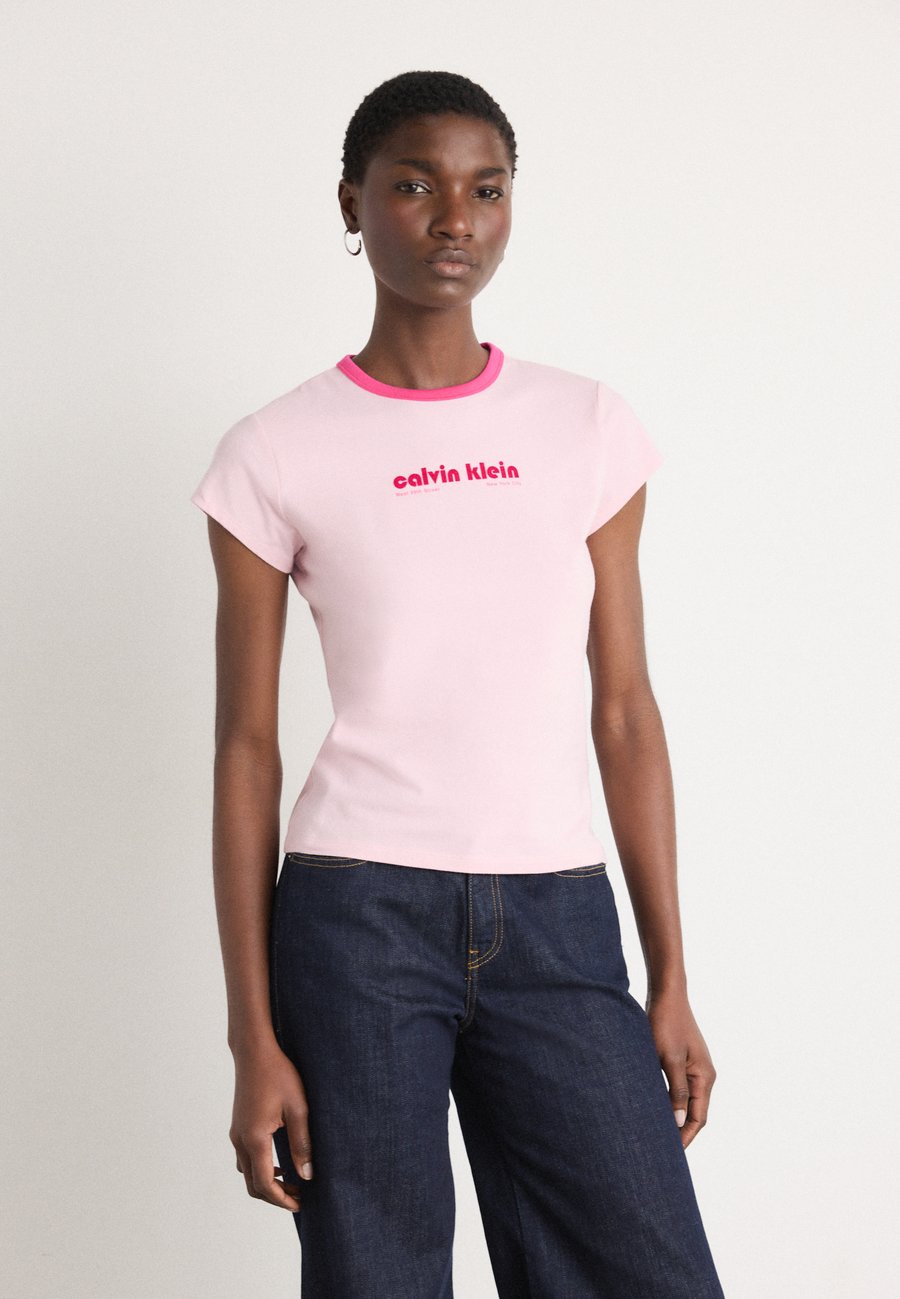 

Футболка Calvin Klein Jeans RETRO LOGO GRAPHIC TEE, Sweet Pink/Light Pink