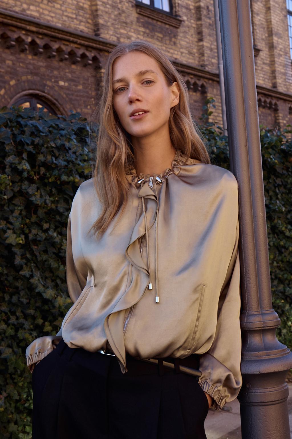 

Атласный жакет с оборками ZARA, цвет Brown/Taupe