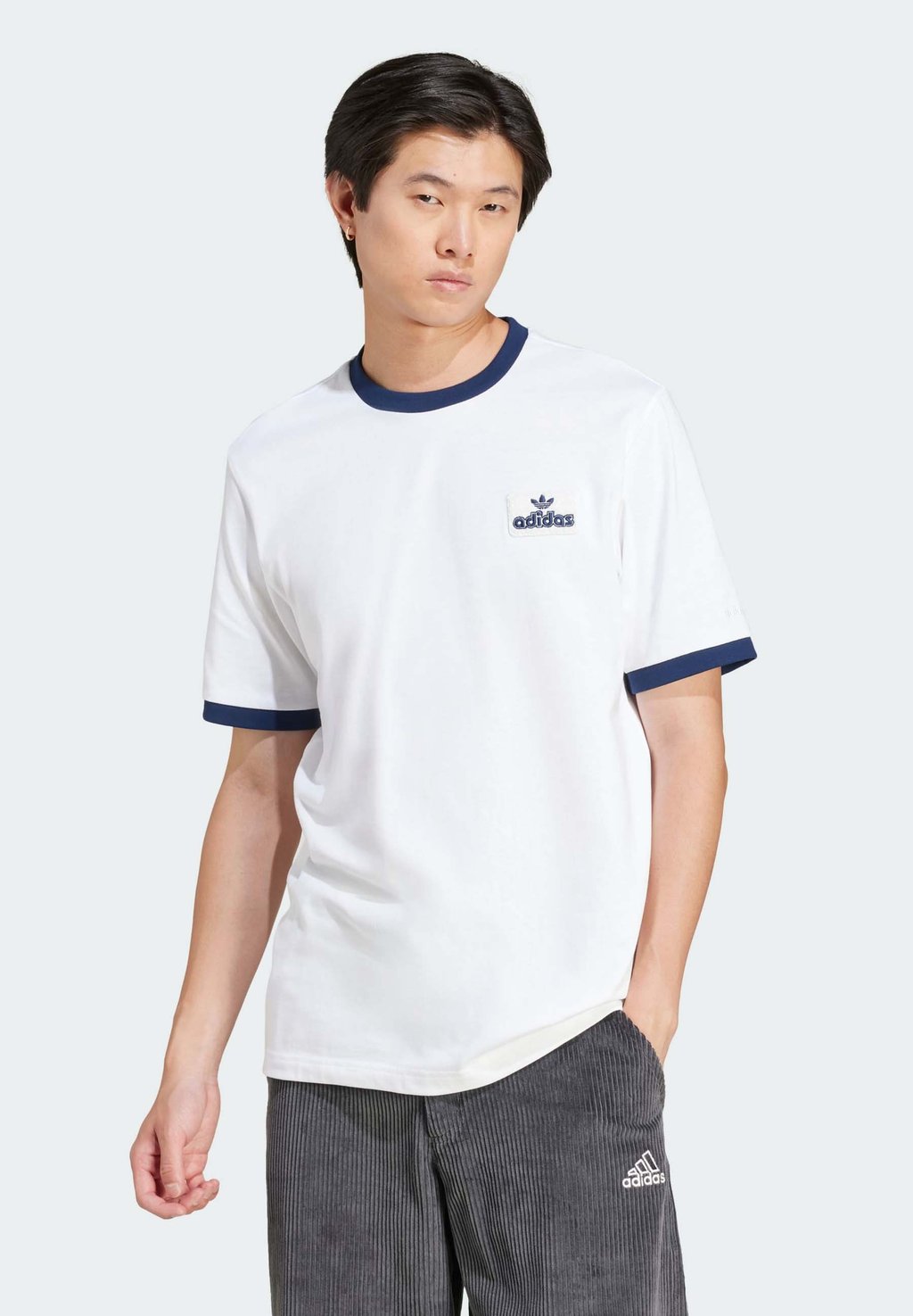 

Базовая футболка CONTRAST TEE Adidas Originals, белый