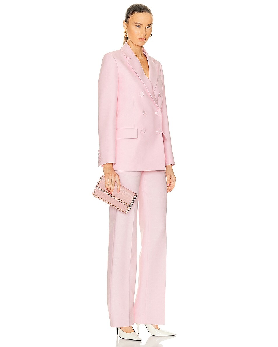 

Чехол-клатч Rockstud Valentino Garavani, цвет Rose Quartz