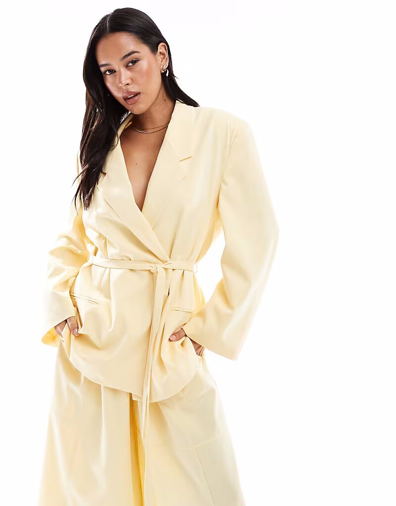 

ASOS DESIGN приталенный свободный блейзер с завязкой на талии в цвете пахты