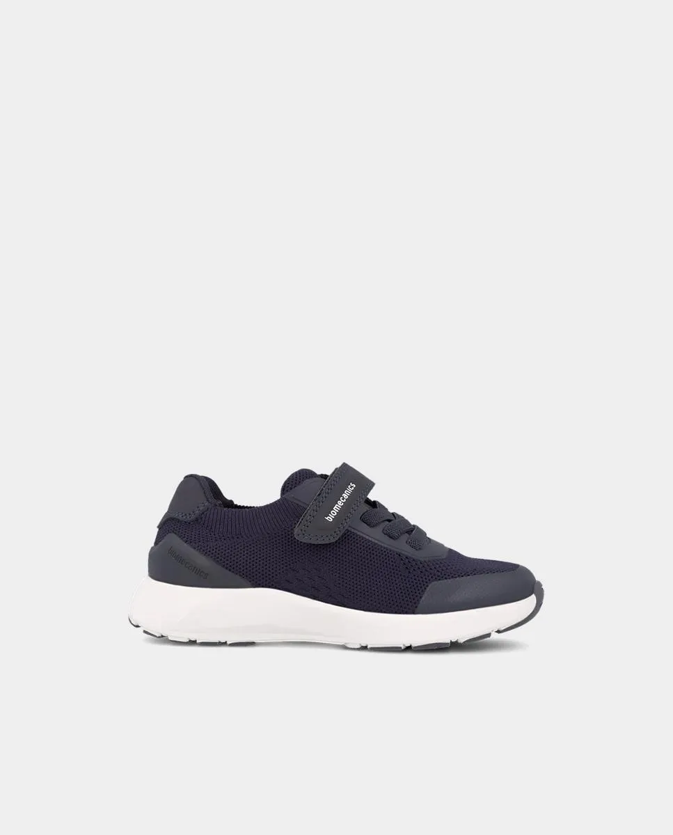 

Детские спортивные кроссовки с защитой носка и застежкой на шнурки-липучки Biomecanics, темно-синий