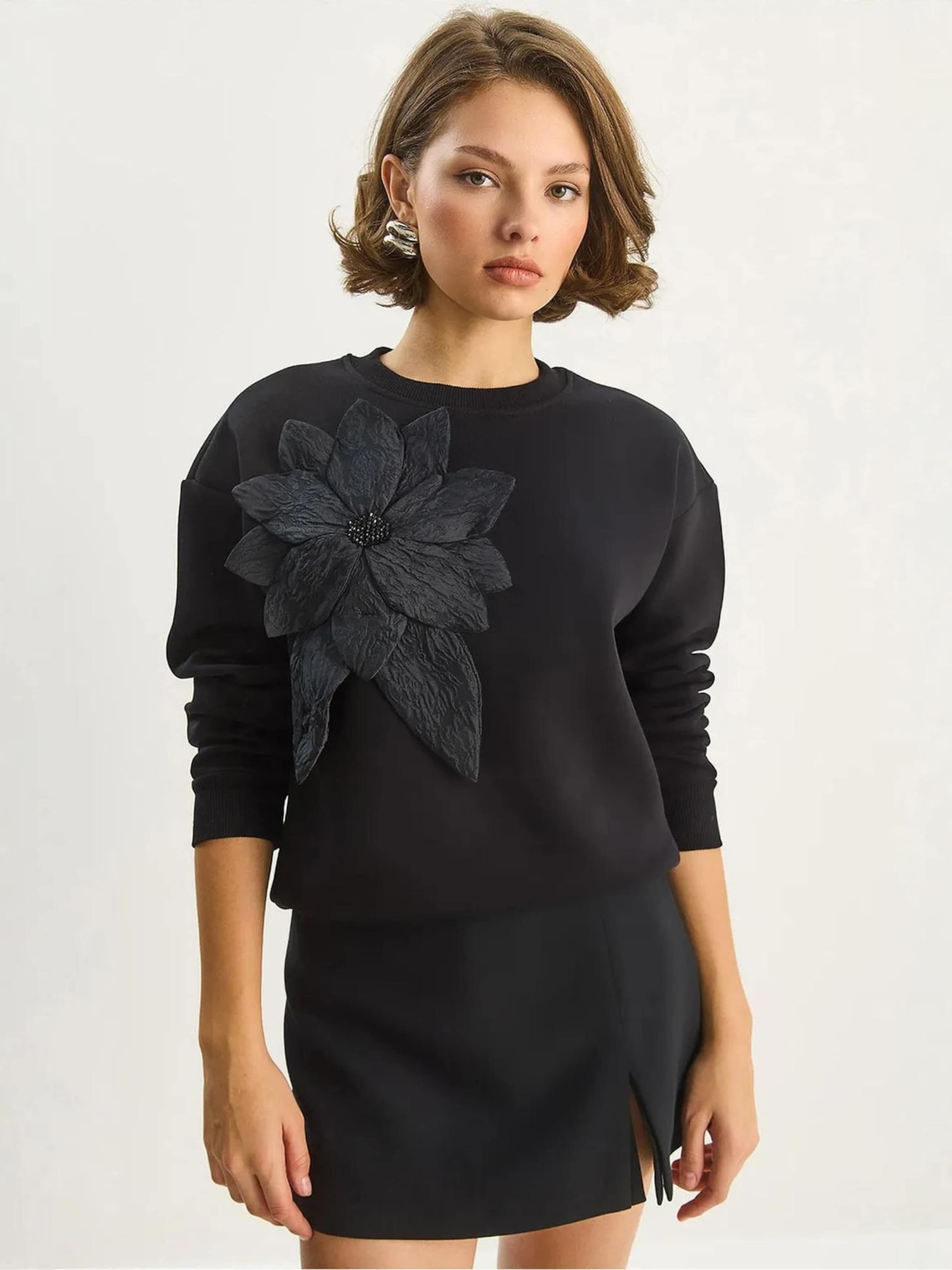 

Bianco Lucci Свитшот в черном цвете