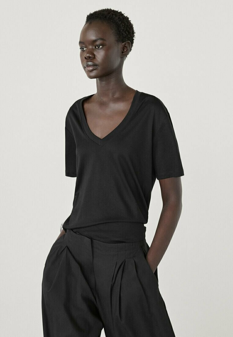 

Базовая футболка V-NECK Massimo Dutti, черный