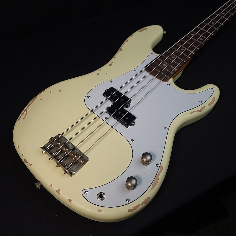 

Басс гитара Vintage Icon Distressed V4MRVW Vintage White 4 String Bass