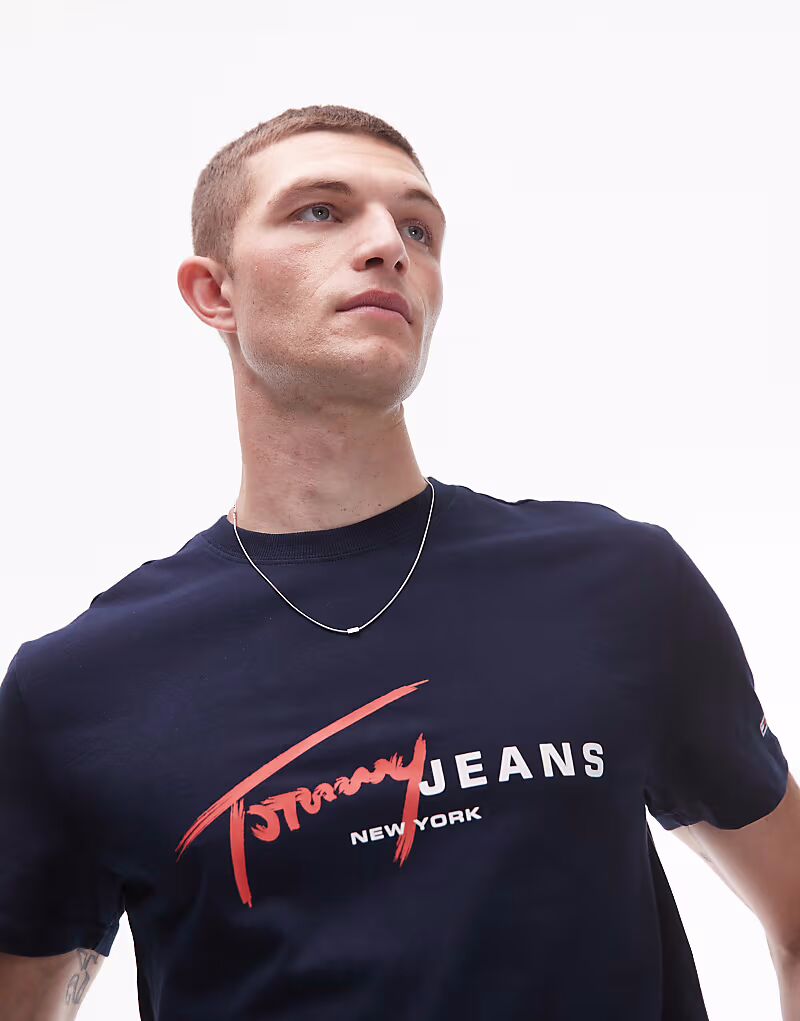 

Футболка с фирменным логотипом Tommy Jeans темно-синего и красного цветов