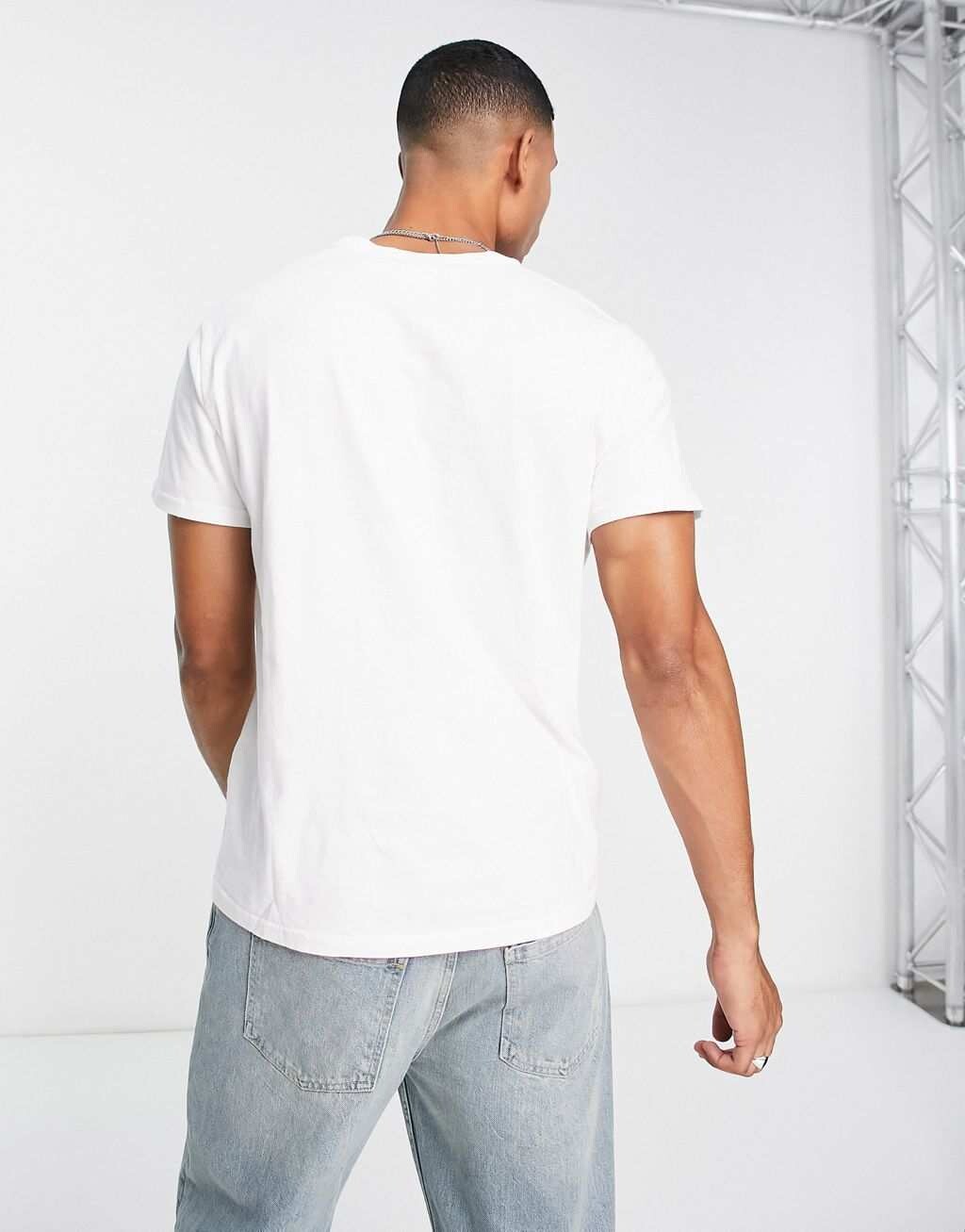 Белая футболка Levi's с маленьким логотипом в центре — фото 2