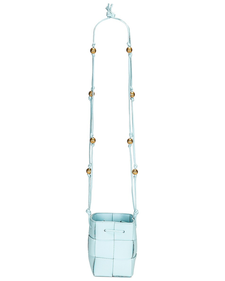 

Сумка Bottega Veneta Mini Crossbody Bucket, цвет Pale Blue & Gold