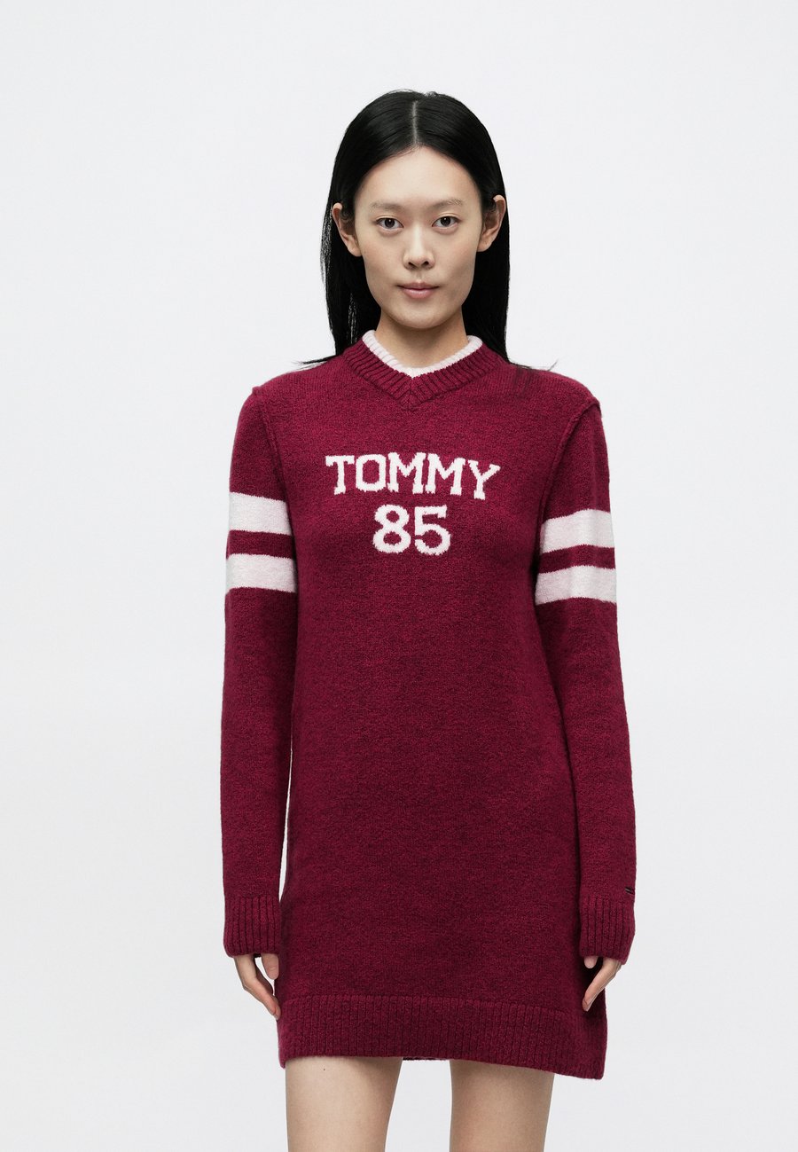 

Платье Tommy Jeans SWEATER DRESS, Lavish Cerise/Dark Red