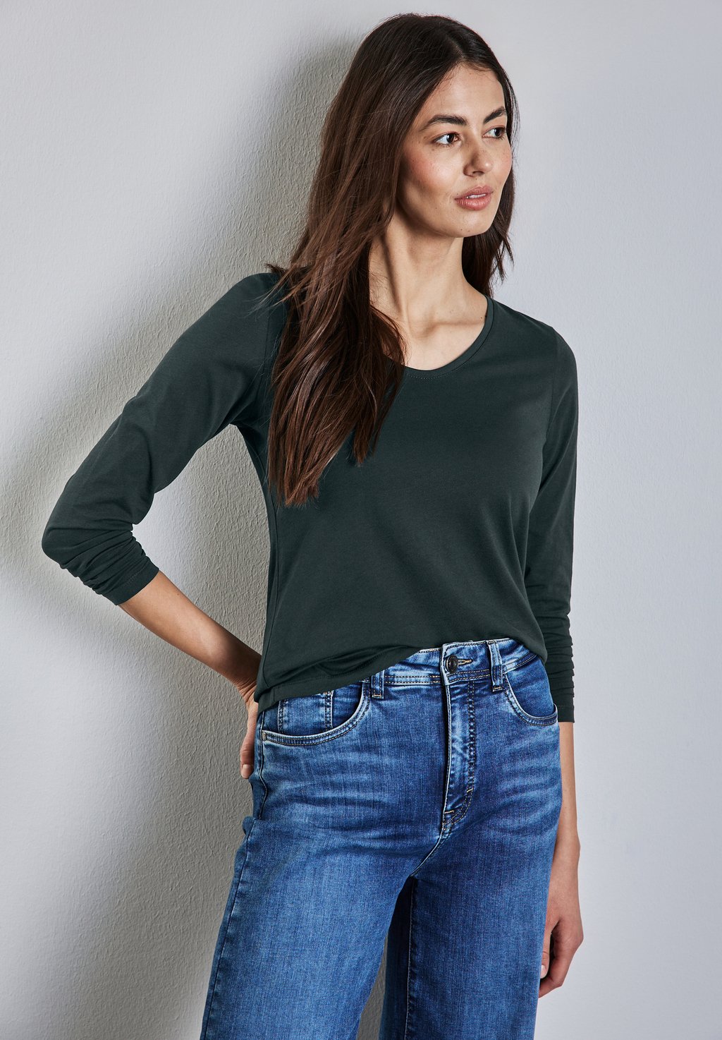 

Топ с длинными рукавами MIT GERUNDETEM V-NECK Street One, цвет Grün