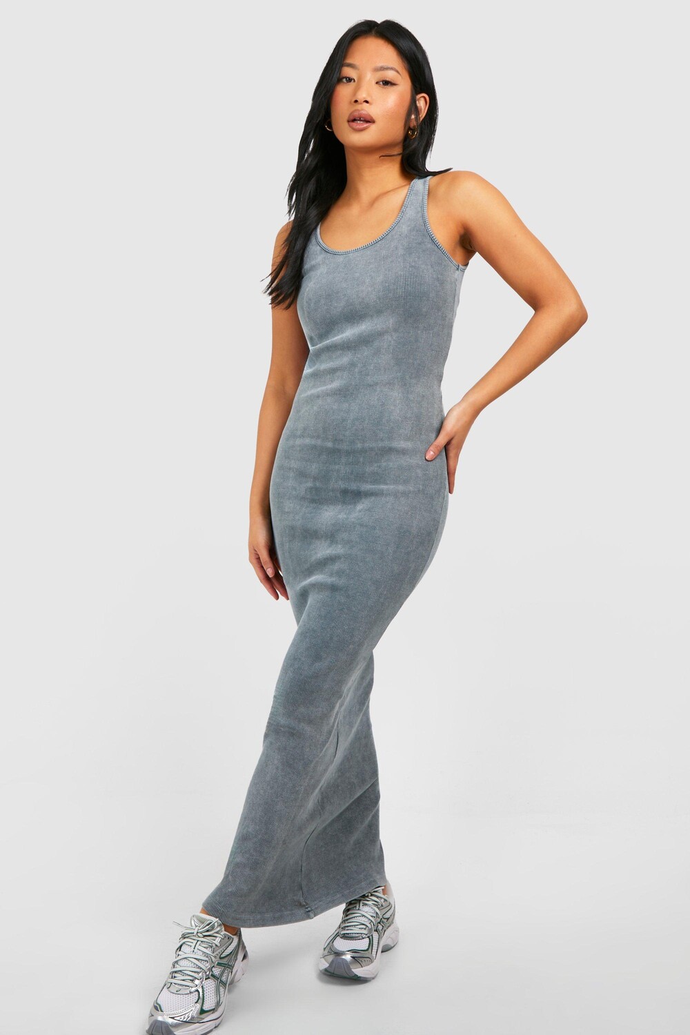 

Платье макси Petite Acid Wash boohoo, серый