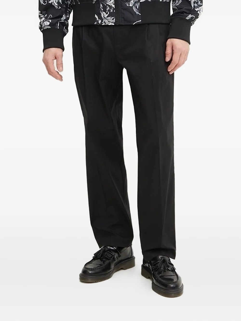 

Брюки со складками и логотипом Versace Jeans Couture, черный