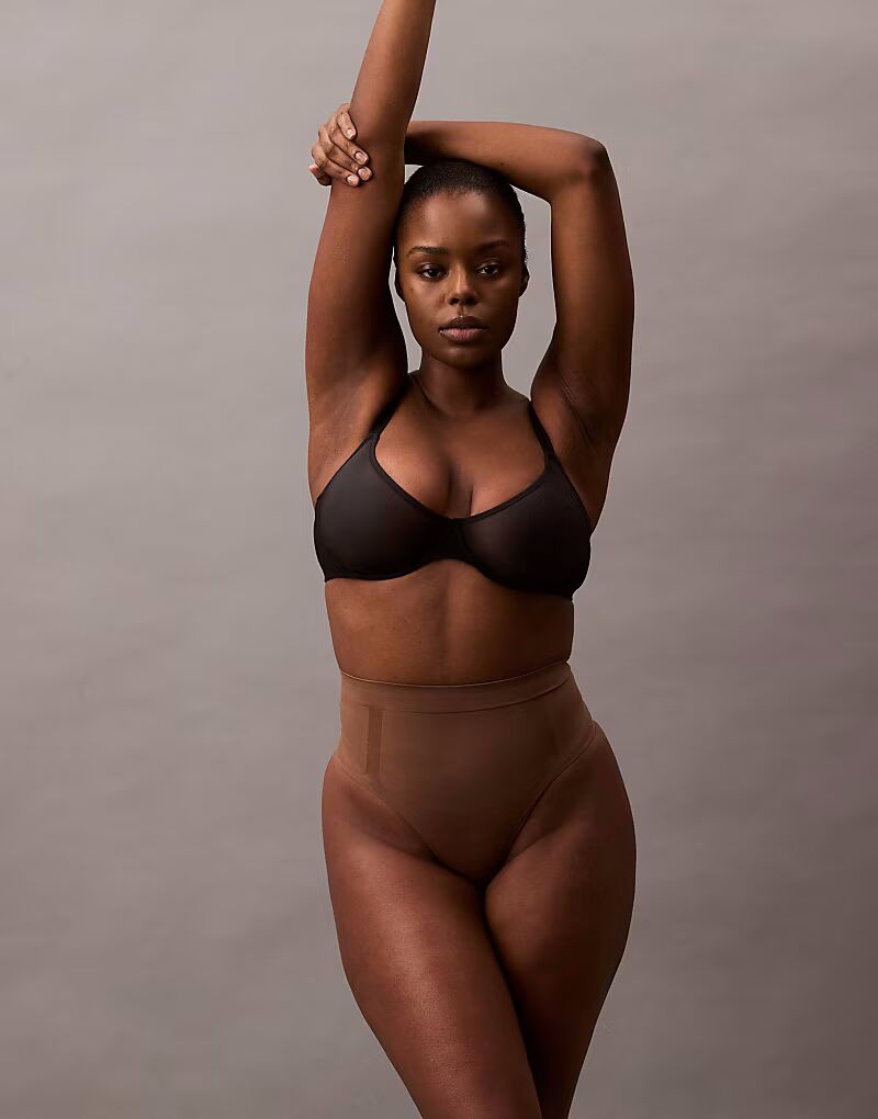 

Утягивающие стринги Calvin Klein Shapewear повышенной прочности, коричневого цвета - эксклюзивно для ASOS