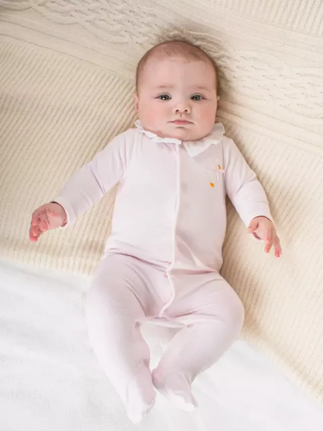 Детский боди Lapinou Baby Jemma из органического хлопка с аппликацией, выполненный из хлопковой ткани Trotters — фото 2