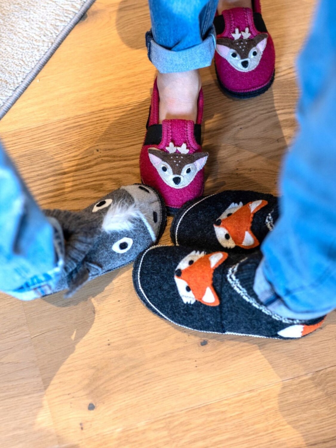 Kitz-pichler Тапочки 'Hüttenschuhe Schwaz Appl. Fuchs' в черном цвете — фото 4