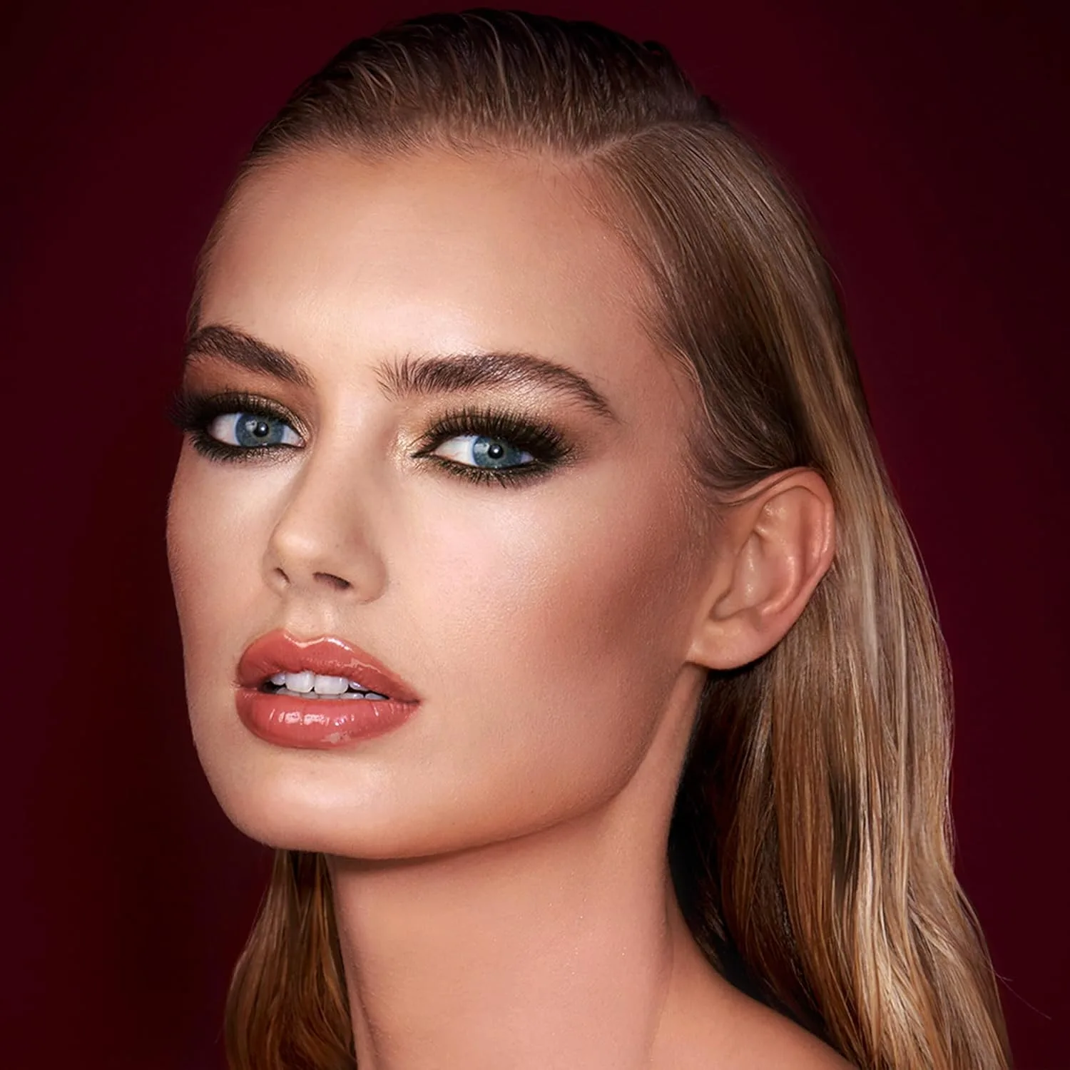 Charlotte Tilbury Cheek to Chic Powder Blush - двухцветная пудра для щек с сияющим финишем, наносится слоями для легкого свечения, First Love - peach — фото 3