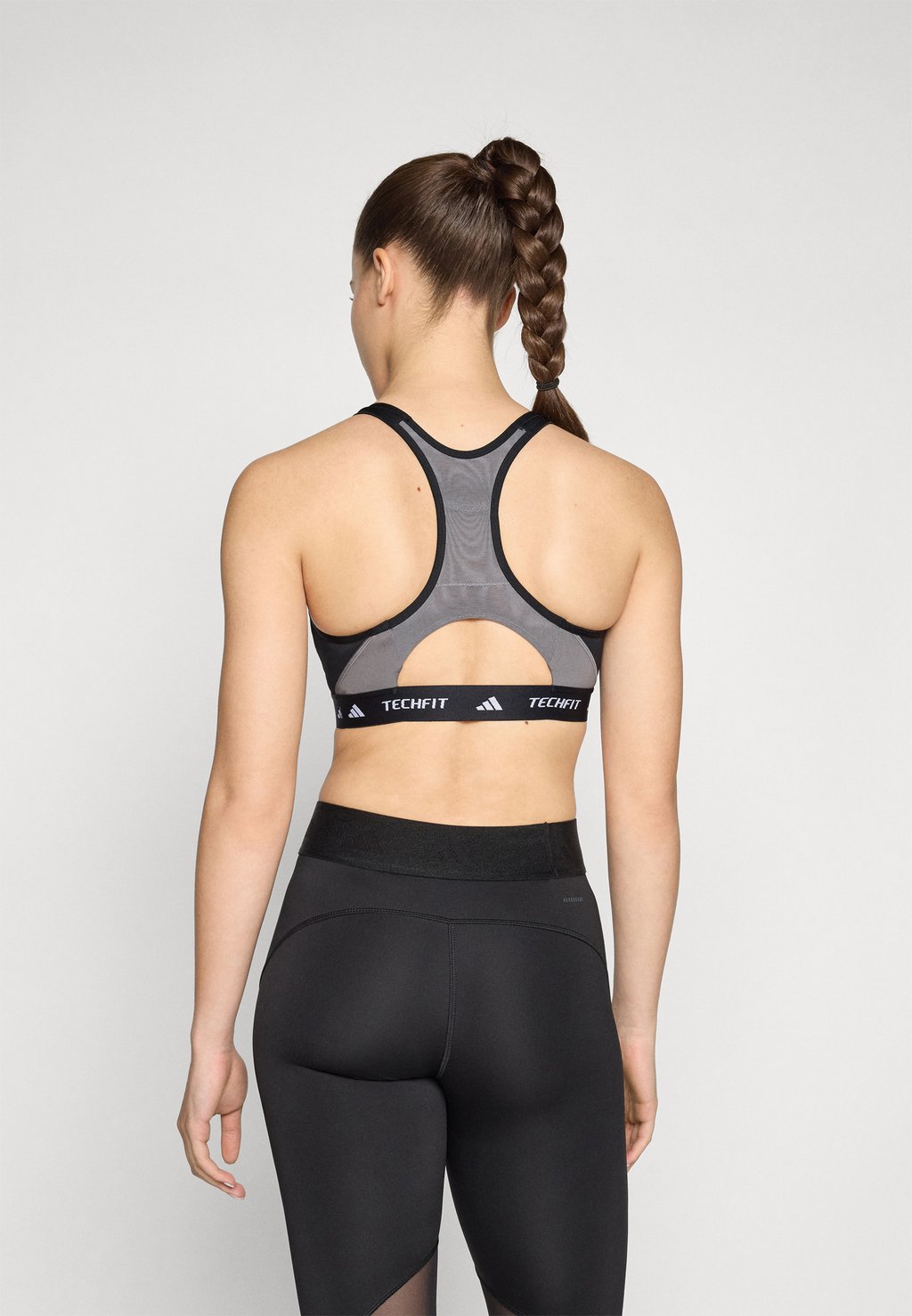 Спортивный бюстгальтер средней поддержки TECHFIT MEDIUM SUPPORT COLORBLOCK BRA Adidas Performance, черный — фото 3