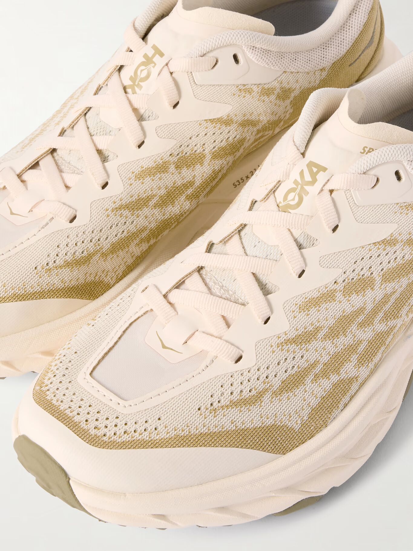 

Кроссовки Speedgoat 5 с резиновой отделкой и сеткой HOKA, бежевый