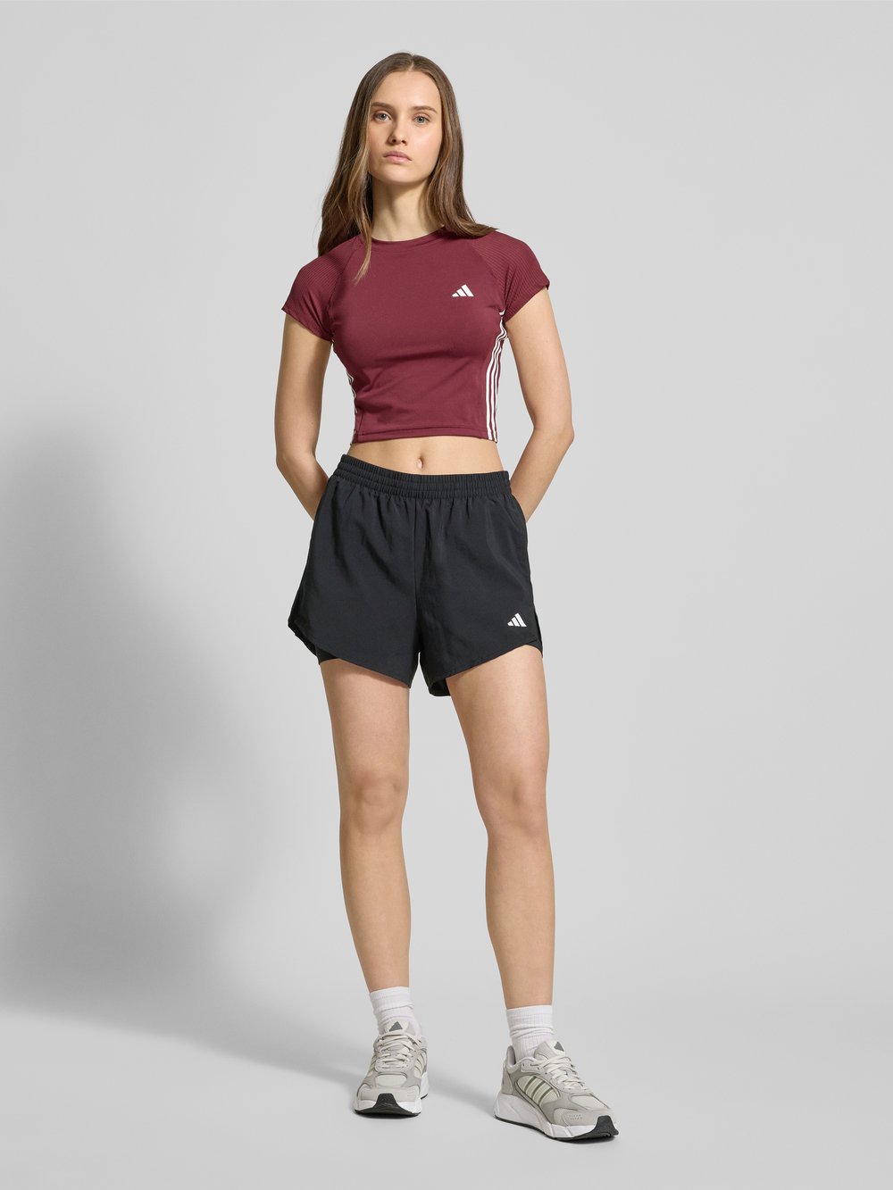 

Укороченная футболка с этикеткой ADIDAS SPORTSWEAR, темно-фиолетовый