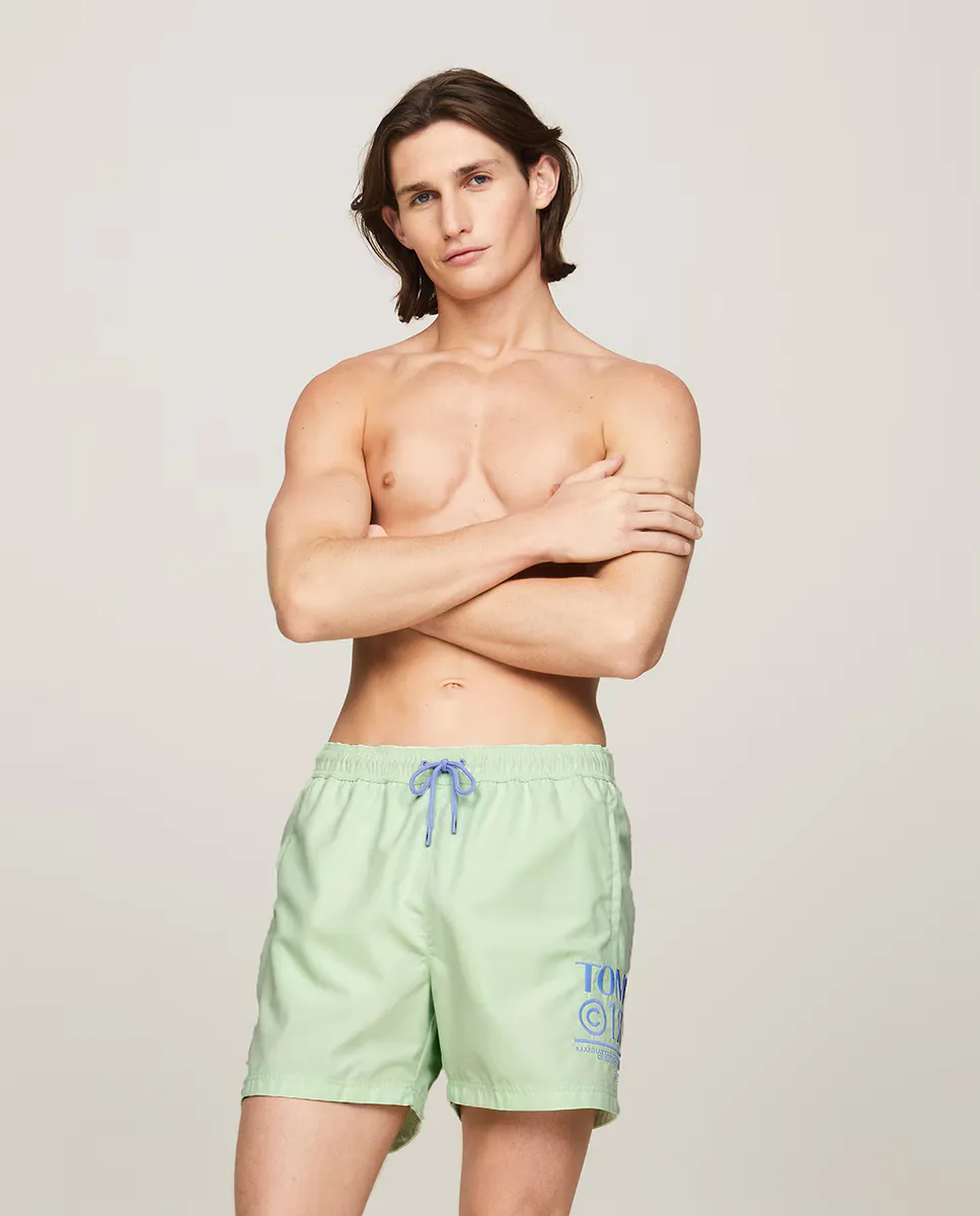 

Мужской купальник средней длины с вышитым логотипом Tommy Jeans, цвет Verde Agua