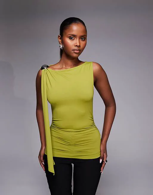 

Зеленый шарф с фурнитурой ASOS DESIGN