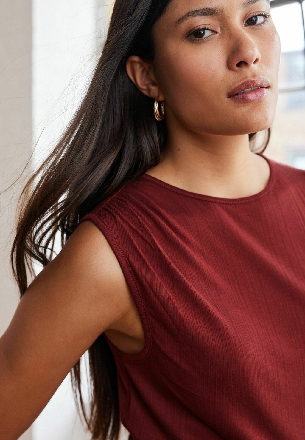 

Топ RUCHED SHOULDER SIDE DETAIL, REGULAR FIT Next, коричневый