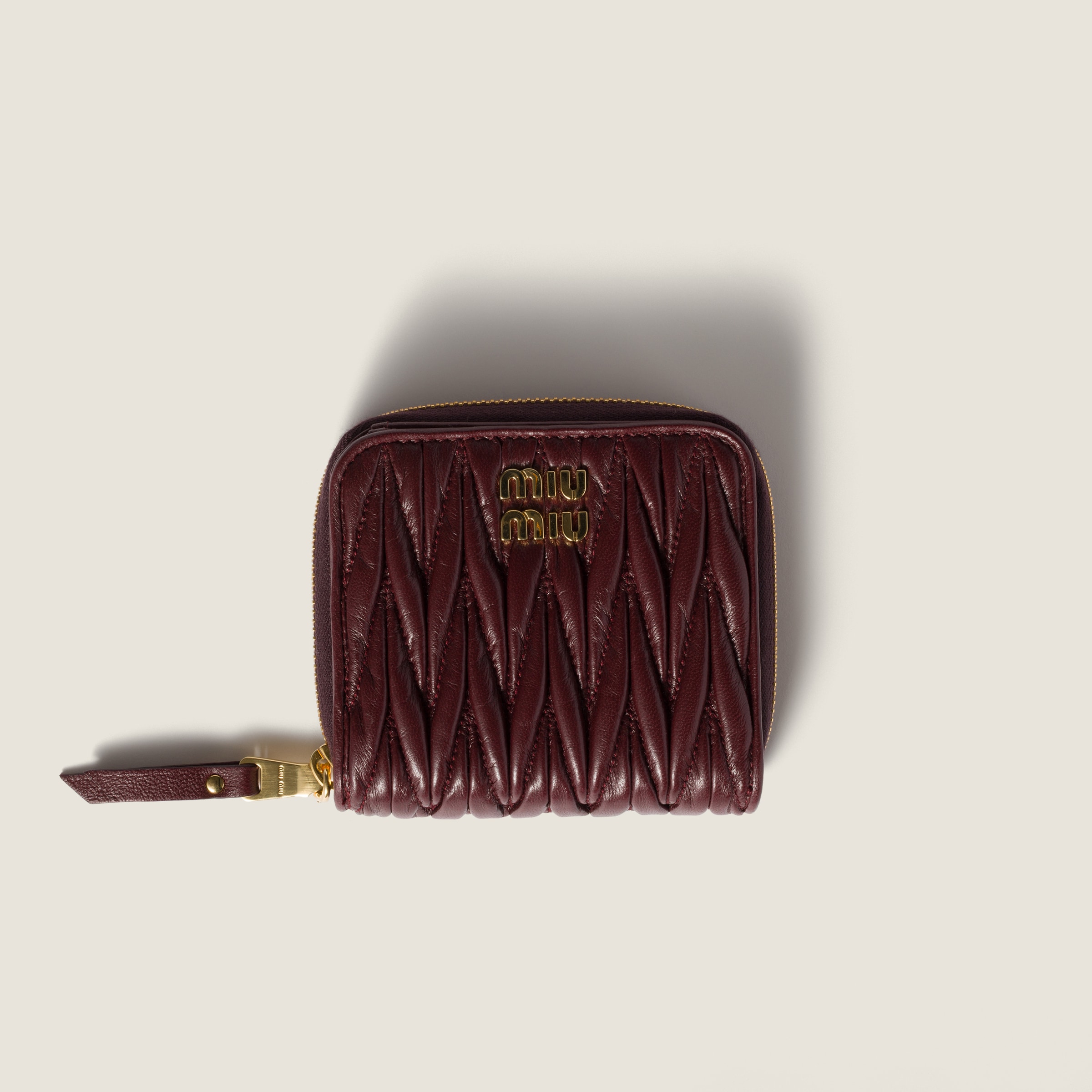 

Маленький кошелек из наппа с мателассé MIU MIU, бордовый