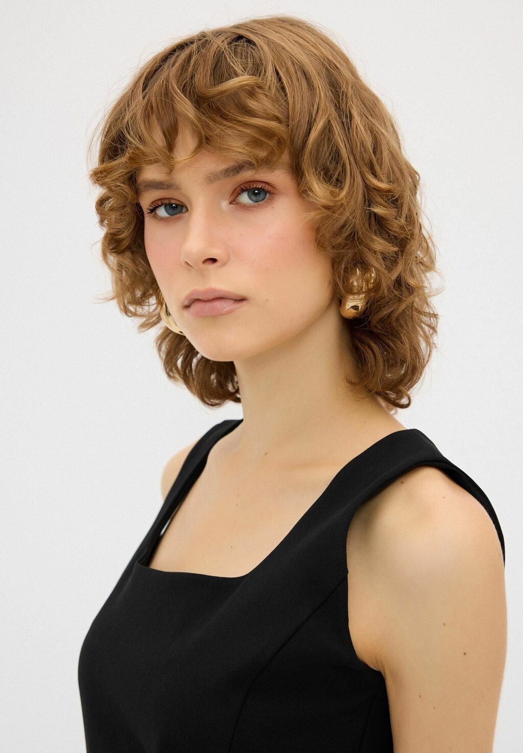 

Платье-футляр SLEEVELES SQUARE COLLOR adL, черный