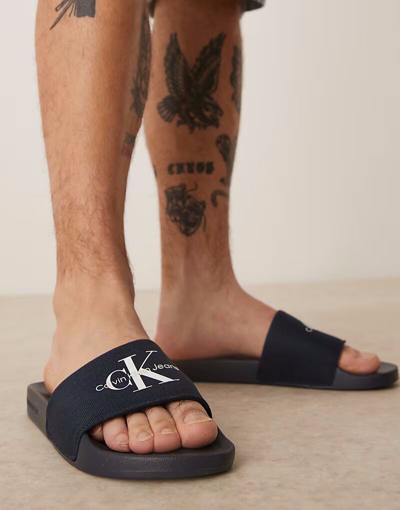 

Шлепанцы с большим логотипом Calvin Klein Jeans темно-синего цвета