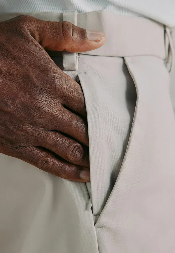 Брюки чинос Regular fit ultimate chino Next, цвет кость — фото 2