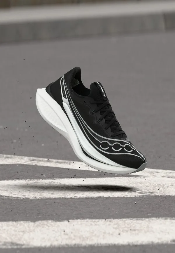Кроссовки для бега по шоссе endorphin pro 5, черно-серебристые Saucony, Black/Silver-Coloured