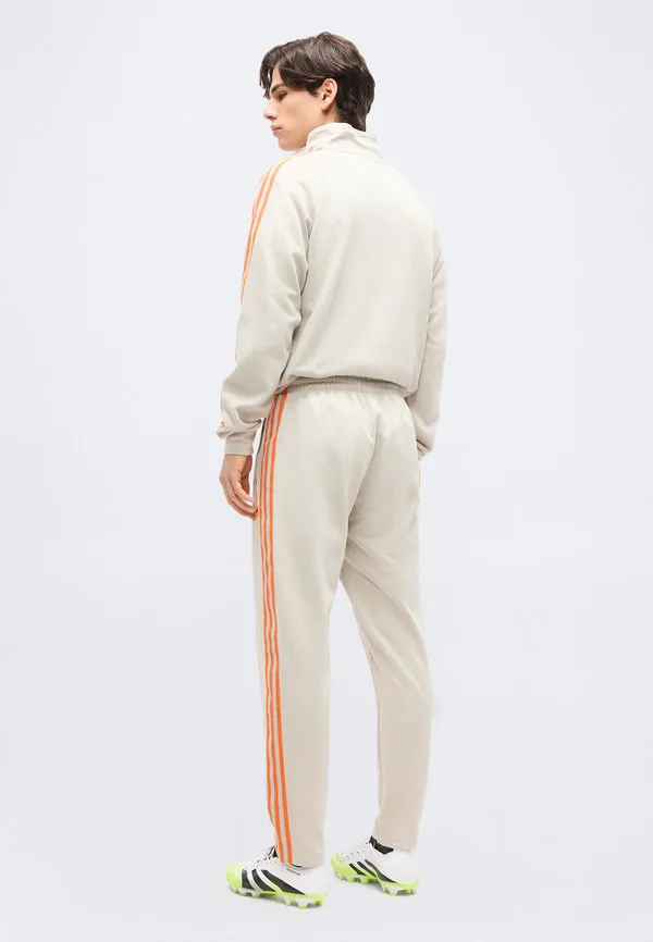 Спортивные штаны фк бавария оригиналс, клубная одежда Adidas Originals, Alumina — фото 3