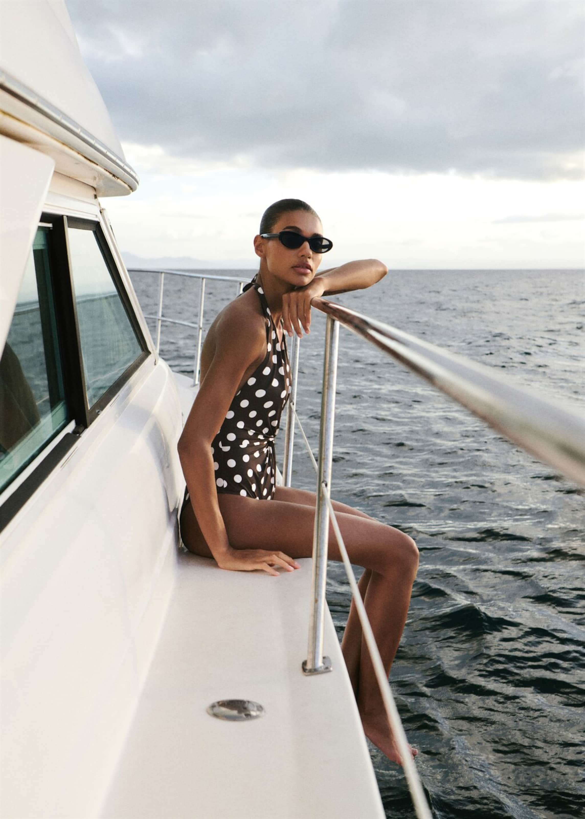 

MANGO Купальник с высоким горлом в коричневом цвете, Коричневый, MANGO Купальник с высоким горлом в коричневом цвете