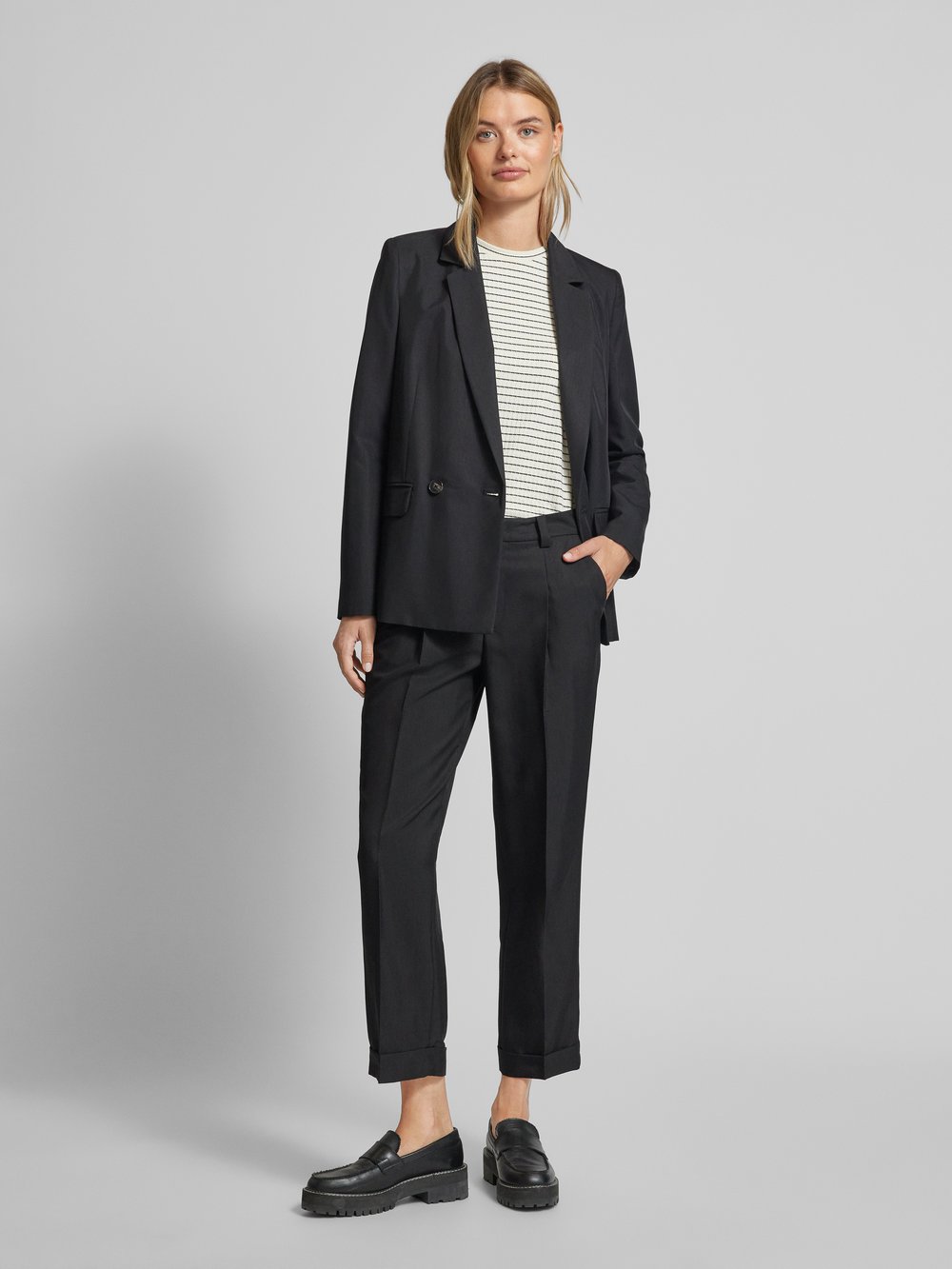 

Прямые брюки от костюма со складками Oui, черный