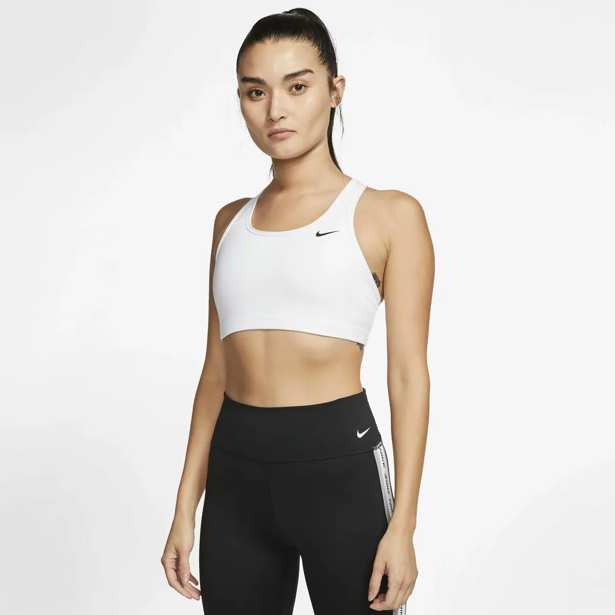 

Спортивное бюстгальтер Nike "Dri-FIT Swoosh Women's Sports Bra средней поддержки без подкладок", белый