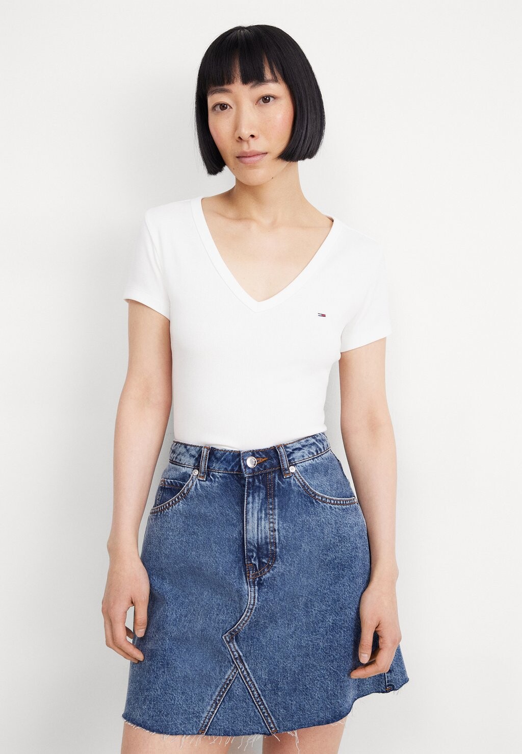 

Футболка базовая SLIM ESSENTIAL Tommy Jeans, цвет white
