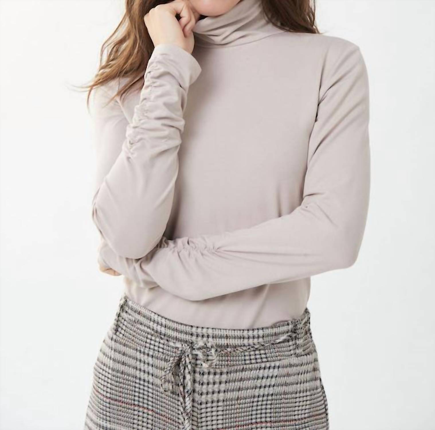 

Приталенный топ с воротником-стойкой песочного цвета Joseph Ribkoff, песочный