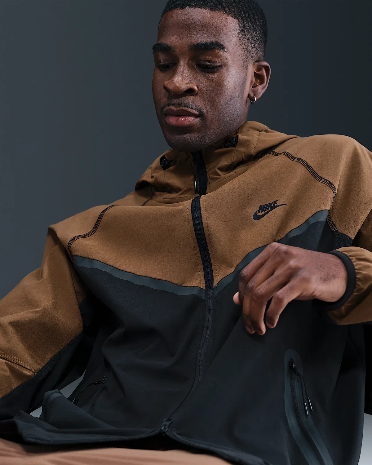 Мужская куртка Nike Tech Woven, Black/Mosswood Brown/Black — фото 3