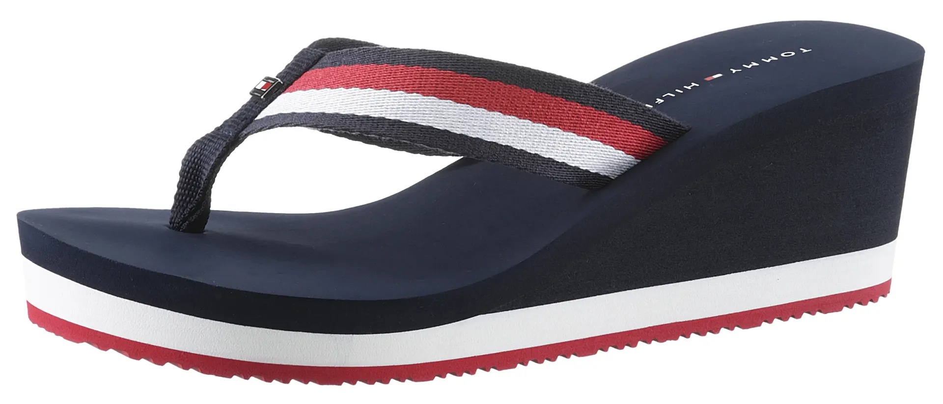 

Tommy Hilfiger Dianette "CORPORATE WEDGE BEACH SANDAL", каблук-танкетка, летняя обувь, разделитель пальцев с полосатой повязкой, белый