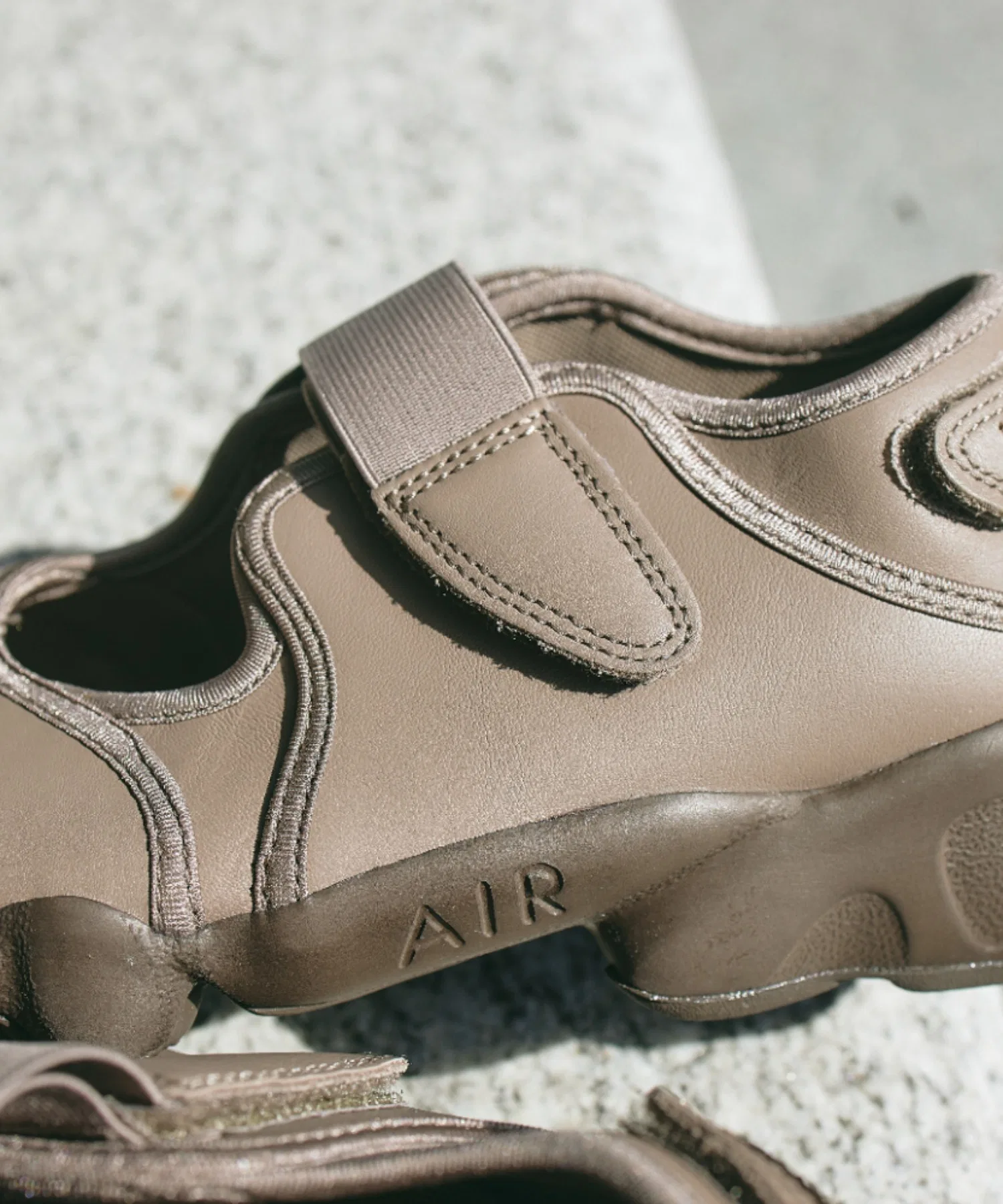 Унисекс кожаные кроссовки NIKE AIR RIFT LTR IO8738-214 коричневые — фото 2