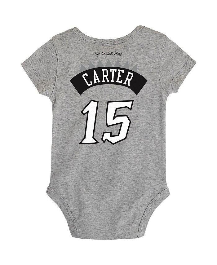 Боди Vince Carter Heathered Grey Toronto Raptors для новорожденных из твердой древесины, классическое боди с именем и номером Mitchell & Ness, серый — фото 2