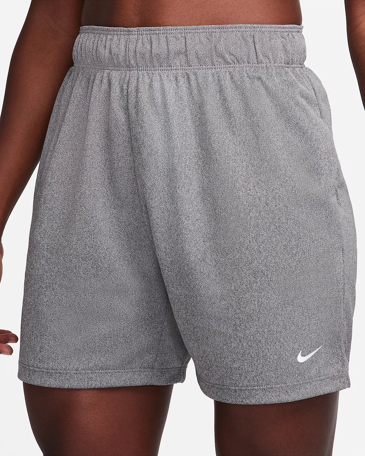 Женские шорты Nike Attack Dri-FIT для фитнеса, средней посадки, 5", без подкладки, Iron Grey/Heather/Light Iron Ore — фото 2