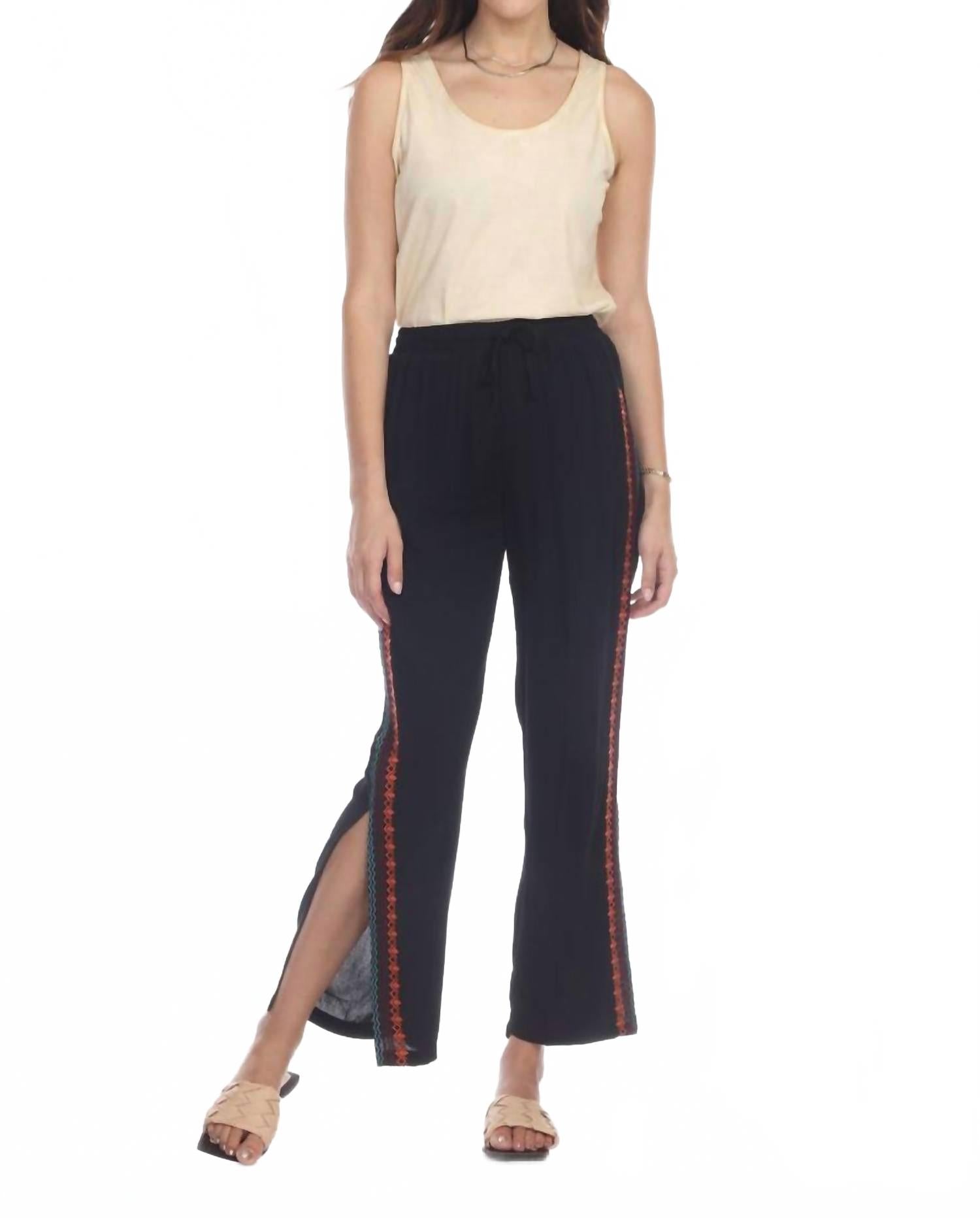 

Женские мнущиеся брюки на резинке в черном цвете PAPARAZZI