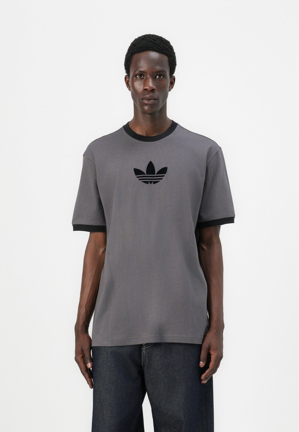 

Футболка с принтом Adidas Originals, серый
