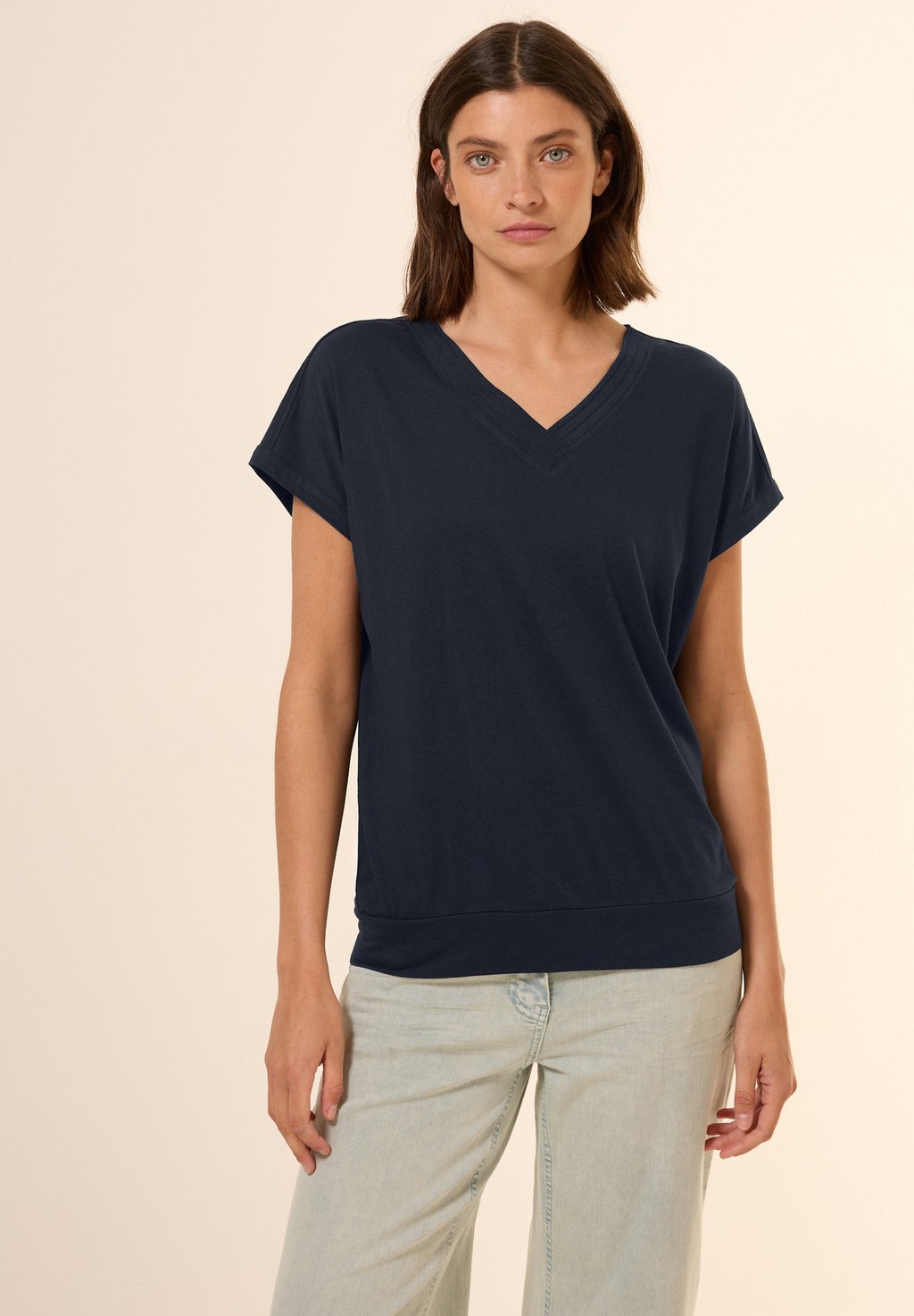 

Базовая футболка V-NECK Cecil, темно-синий