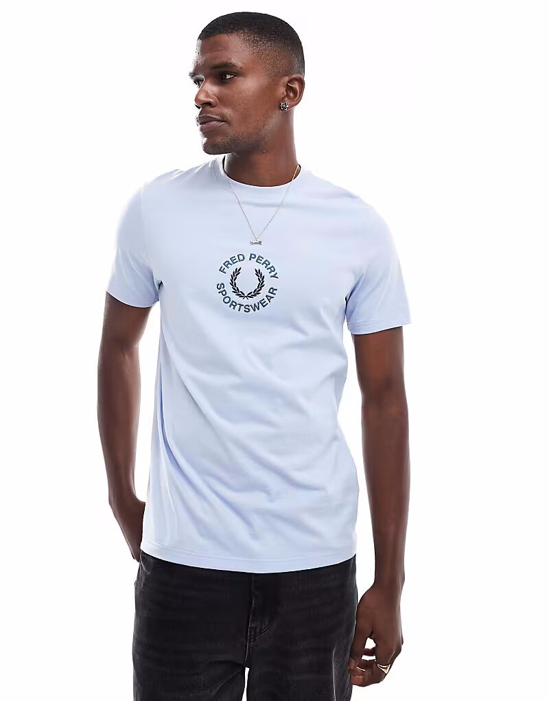 

Футболка с графическим принтом Fred Perry светло-голубого цвета
