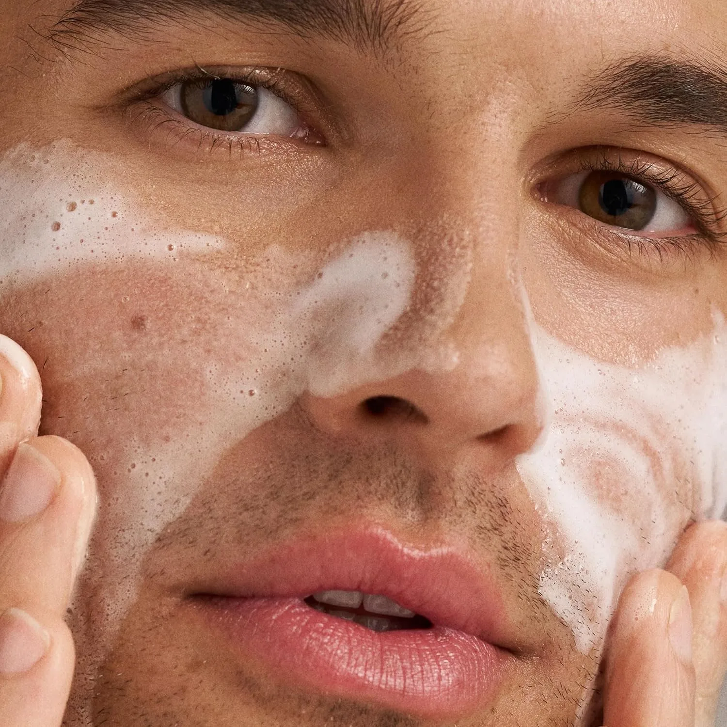 Очищающая пенка для лица Dermalogica Clearing Skin Wash - антивозрастное средство от акне - натуральная пенка для очищения кожи от прыщей с салициловой кислотой и маслом чайного дерева. 500 мл (1 шт.) — фото 3