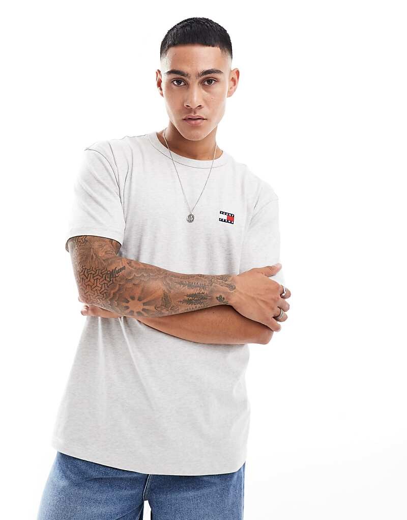 

Серая футболка классического кроя с нашивкой-логотипом Tommy Jeans